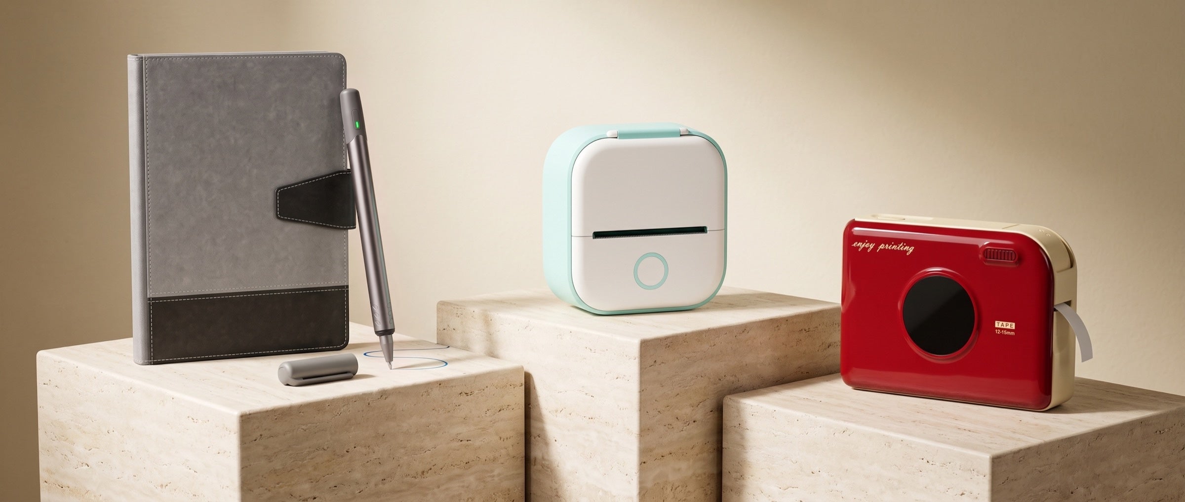 Sync Buch, Mini Printer und Label Printer auf Travertin-Sockeln